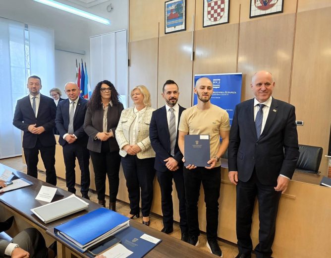 Ministar Bačić i župan Bosančić uručili ugovore o stambenom zbrinjavanju za 46 obitelji