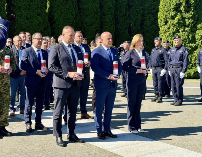 Na Memorijalnom groblju u Vukovaru položeni vijenci povodom Dana državnosti i Dana hrvatskih branitelja