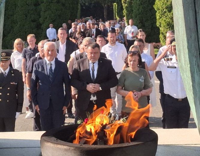 Polaganjem vijenaca i paljenjem svijeća obilježen Dan pobjede i Domovinske zahvalnosti kao i Dan hrvatskih branitelja