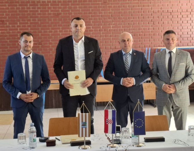 Kroz projekt rekonstrukcije i dogradnje škola u Cerni dobiva nove učionice, dizalo, sportsko igralište…